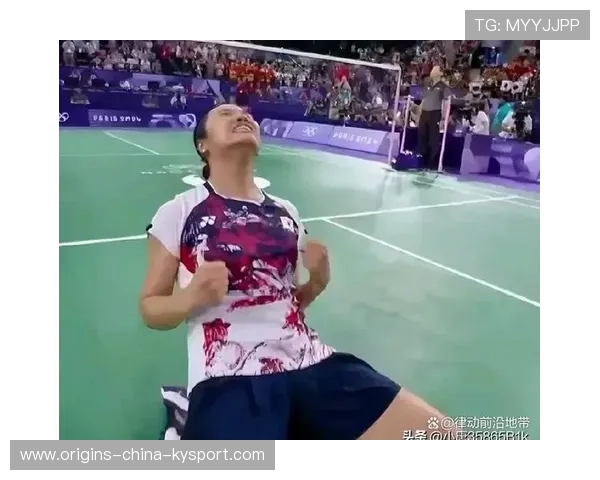 羽毛球少女拉拍失败摔倒